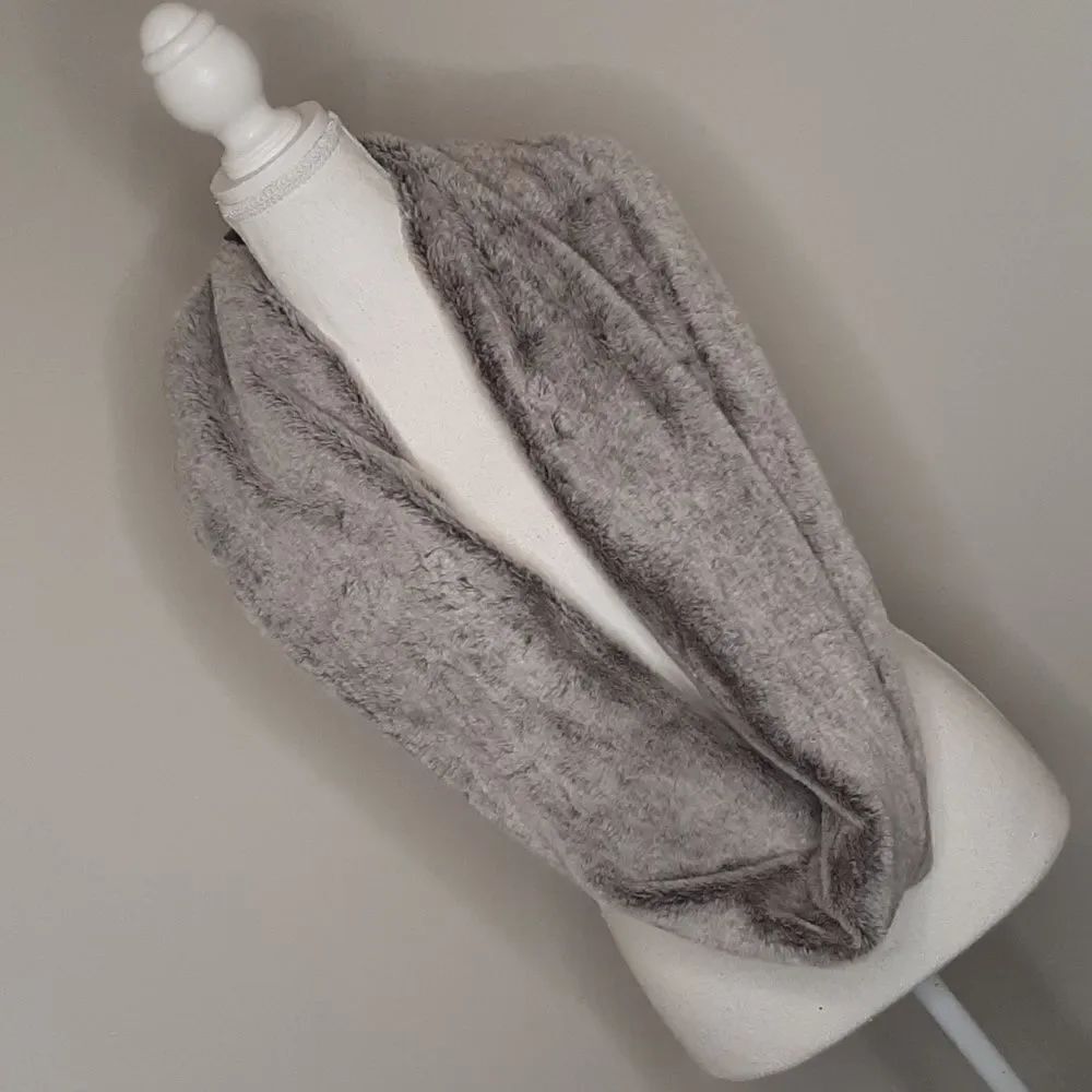 West Loop NWT Womens Faux Fur Gray Scarf